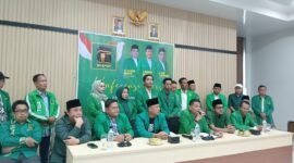 Delapan DPC PPP Bengkulu mengaku serba salah menyikapi Musprov X. Mereka meminta konflik di tingkat pusat diselesaikan demi menjaga soliditas partai.