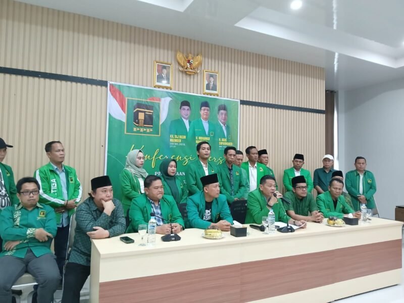 Delapan DPC PPP Bengkulu mengaku serba salah menyikapi Musprov X. Mereka meminta konflik di tingkat pusat diselesaikan demi menjaga soliditas partai.