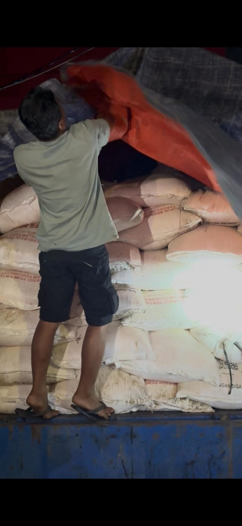 Meta Deskripsi: Dua tersangka di Bengkulu diduga menjual pupuk subsidi kepada petani yang tidak terdaftar e-RDKK dengan harga di atas HET. Total transaksi mencapai 90 ton.