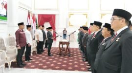 Wali Kota Bengkulu Dedy Wahyudi melantik 44 pejabat eselon II, III dan IV di Balai Merah Putih. Rotasi jabatan dilakukan untuk meningkatkan kinerja birokrasi dan pelayanan kepada masyarakat.