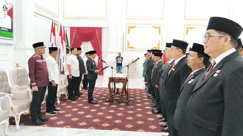 Wali Kota Bengkulu Dedy Wahyudi melantik 44 pejabat eselon II, III dan IV di Balai Merah Putih. Rotasi jabatan dilakukan untuk meningkatkan kinerja birokrasi dan pelayanan kepada masyarakat.