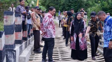Jembatan Amblas di Air Merah Ganggu Aktivitas Warga, Wagub Mian Turun Langsung