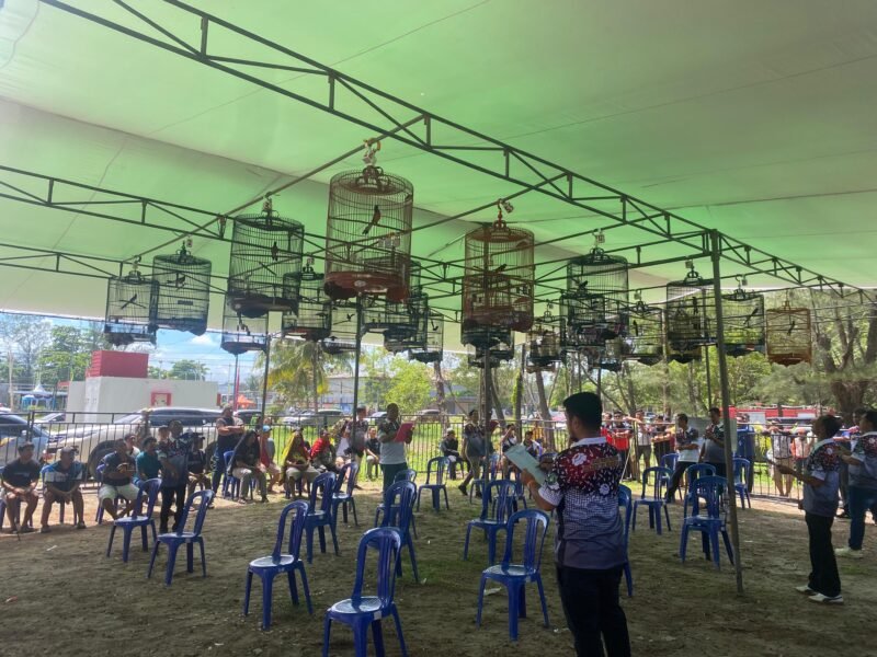 LOMBA: Saat lomba Burung Berkicau Wali Kota Cup digelar dalam rangka memeriahkan Hari Ulang Tahun (HUT) ke-307 Kota Bengkulu, Minggu (12/4/2026)-- FOTO: Handi//MBG.