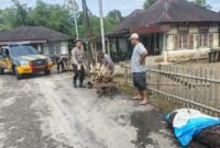 Tampak Anggota polisi membersikan puing-puing pasca banjir Lebong. Senin 7/04/2026.