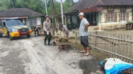 Tampak Anggota polisi membersikan puing-puing pasca banjir Lebong. Senin 7/04/2026.