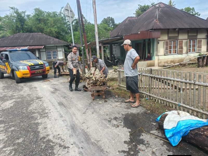 Tampak Anggota polisi membersikan puing-puing pasca banjir Lebong. Senin 7/04/2026.
