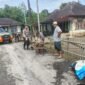 Tampak Anggota polisi membersikan puing-puing pasca banjir Lebong. Senin 7/04/2026.