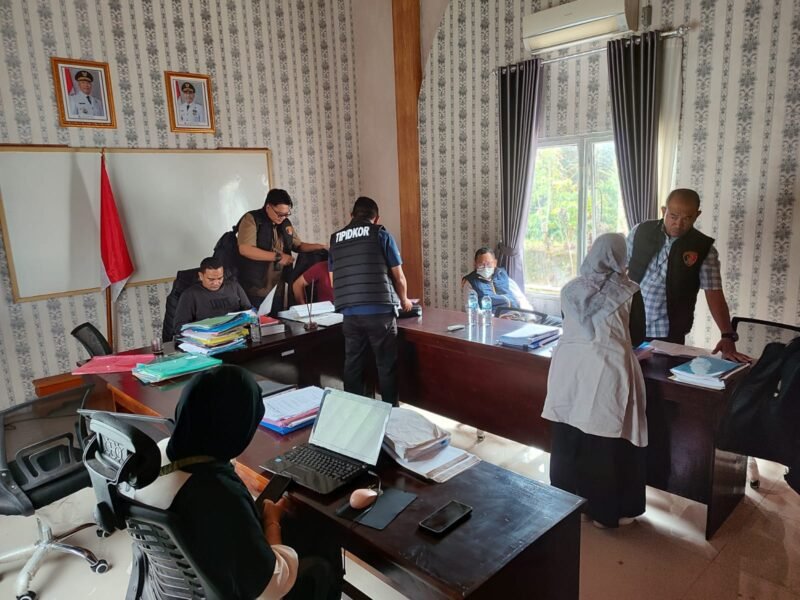 Selama 7 jam, Tipidkor Polda Bengkulu menggeledah dinas dan rumah pejabat di Kepahiang, mengamankan dokumen dan perangkat elektronik. (Rabu-08-04-2026) --Foto: IST//MBG
