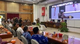 SAMBUTAN: Gubernur Helmi Hasan meberikan sambutan apda acra Musrembang Jmuat-10 April-2026, menaytakan pemprov bengkulu mempercepat Infrastruktur dan Kawasan Industri, Bengkulu Bidik Lonjakan Ekonomi 2027. - FOTO: Handi//MBG