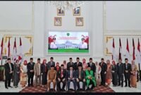 FOTO BERSAMA: Walikota Bengkulu Deddy Wahyudi, Dedy, didampingi Wakil Wali Kota Ronny PL Tobing dan Pj Sekda Medy Pebriansyah. melakukan foto bersama dengan 10 pejabat eselon 2 yang baru dilantuk (Senin-13-042026)-- FOTO: IST// MBG.