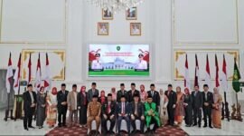 FOTO BERSAMA: Walikota Bengkulu Deddy Wahyudi, Dedy, didampingi Wakil Wali Kota Ronny PL Tobing dan Pj Sekda Medy Pebriansyah. melakukan foto bersama dengan 10 pejabat eselon 2 yang baru dilantuk (Senin-13-042026)-- FOTO: IST// MBG.