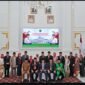 FOTO BERSAMA: Walikota Bengkulu Deddy Wahyudi, Dedy, didampingi Wakil Wali Kota Ronny PL Tobing dan Pj Sekda Medy Pebriansyah. melakukan foto bersama dengan 10 pejabat eselon 2 yang baru dilantuk (Senin-13-042026)-- FOTO: IST// MBG.
