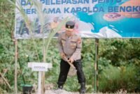 TANAM: Kapolda Bengkulu, Irjen Pol Mardiyono, ke Pulau Enggano tanam 500 Kelapa dan Lepas Tukik, Kapolda Bengkulu Dorong Lingkungan dan Ekonomi Enggano. (Selasa-12-04-2026)-FOTO: IST//MGB.