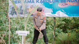 TANAM: Kapolda Bengkulu, Irjen Pol Mardiyono, ke Pulau Enggano tanam 500 Kelapa dan Lepas Tukik, Kapolda Bengkulu Dorong Lingkungan dan Ekonomi Enggano. (Selasa-12-04-2026)-FOTO: IST//MGB.