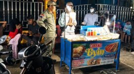 Satpol PP Kota Bengkulu menertibkan PKL yang berjualan di trotoar Jalan Meranti depan Universitas Dehasen karena memicu kemacetan dan melanggar aturan.