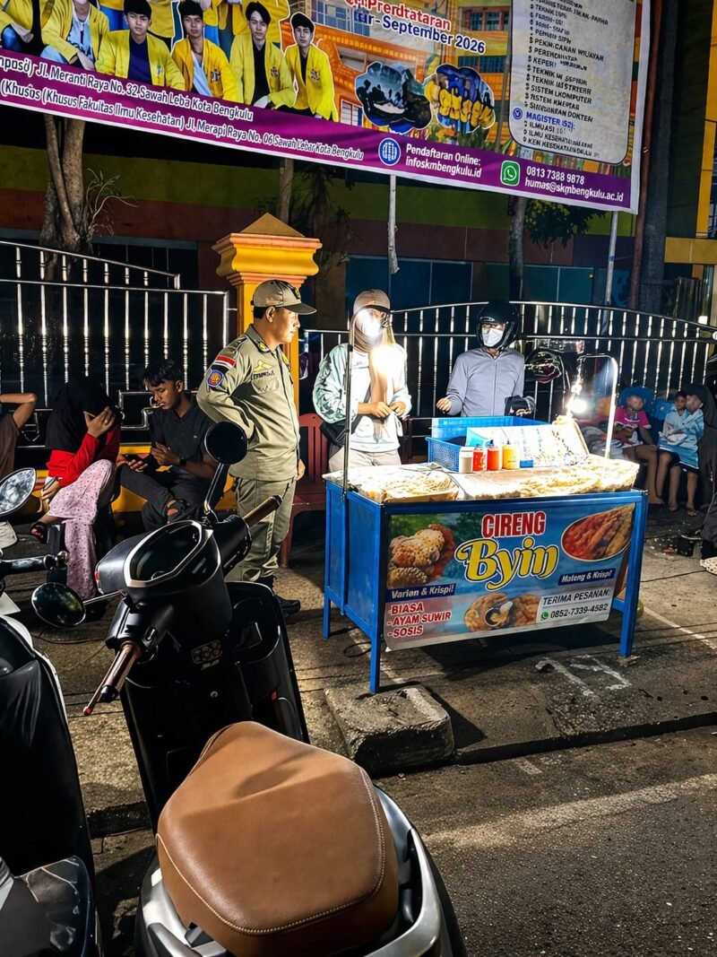 Satpol PP Kota Bengkulu menertibkan PKL yang berjualan di trotoar Jalan Meranti depan Universitas Dehasen karena memicu kemacetan dan melanggar aturan.