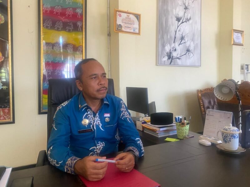 SAMPAIKAN: Kepala Dinas Perindustrian dan Perdagangan (Disperindag) Provinsi Bengkulu, Desman Siboro, sampaikan pelaku usaha beralih ke kemasan ramah lingkungan seperti daun pisang sebagai solusi hemat dan berkelanjutan. (Jumat-17-04-2026)--FOTO: HANDI//MBG.