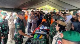 TINJAU: Pangkogabwilhan I, Kunto Arief Wibowo, memimpin langsung simulasi penanggulangan bencana besar di kawasan Pantai Tapak Paderi, Kota Bengkulu, (Jumat 17 April 2026)--FOTO: HANDI//MBG.
