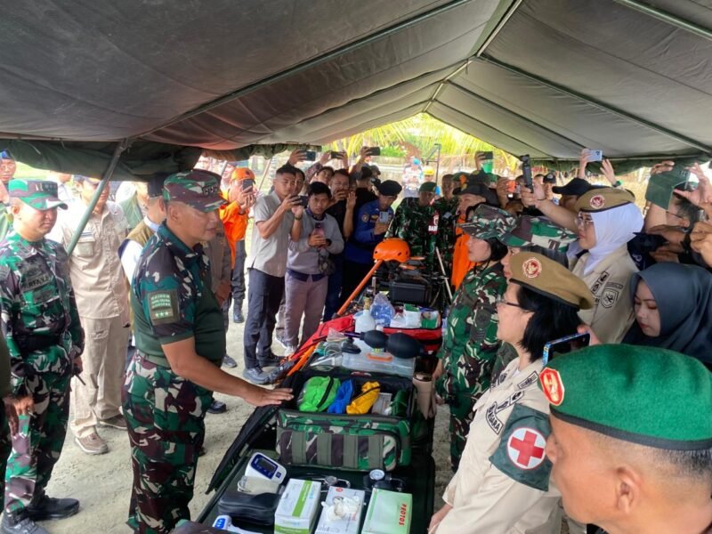 TINJAU: Pangkogabwilhan I, Kunto Arief Wibowo, memimpin langsung simulasi penanggulangan bencana besar di kawasan Pantai Tapak Paderi, Kota Bengkulu, (Jumat 17 April 2026)--FOTO: HANDI//MBG.
