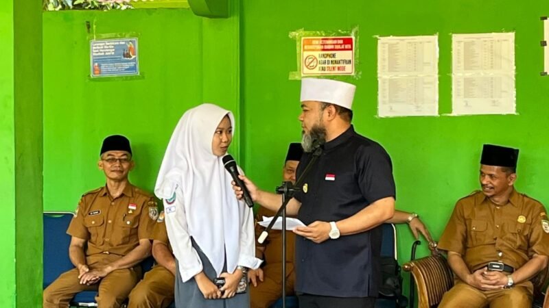 RESMIKAN: Gubernur Bengkulu Helmi Hasan membuka Retreat Merah Putih di SMAN 10 Kota Bengkulu untuk membentuk karakter pelajar yang disiplin, berakhlak, dan beriman. SENIN-20-04-2026)--FOTO: IST//MBG.