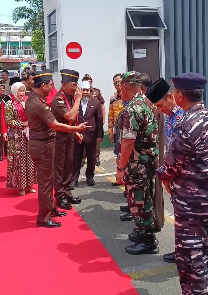 Gubernur Helmi Hasan sambut Kajati Bengkulu Saiful Bahri Siregar, perkuat sinergi cegah korupsi dan dukung pembangunan daerah.