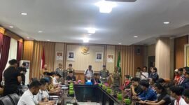 TEMUI: Audiensi May Day di Bengkulu memanas. Massa kecewa karena Sekda tidak menunjukkan bukti dinas luar Gubernur dan Wakil Gubernur. Aksi lanjutan disiapkan. (Senin-04-052026)-- FOTO: HANDI//MBG.