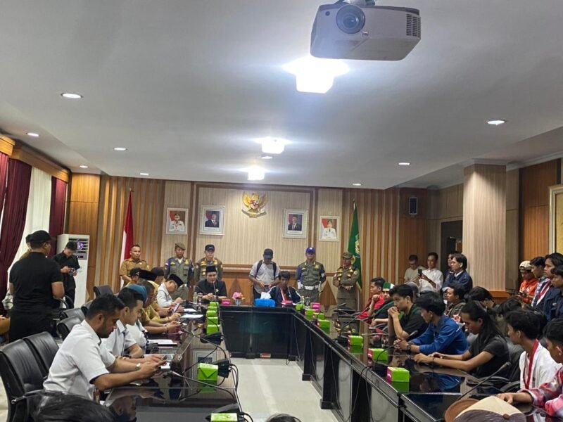 TEMUI: Audiensi May Day di Bengkulu memanas. Massa kecewa karena Sekda tidak menunjukkan bukti dinas luar Gubernur dan Wakil Gubernur. Aksi lanjutan disiapkan. (Senin-04-052026)-- FOTO: HANDI//MBG.