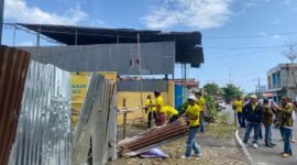 BONGKAR: Polemik lahan Kantor Golkar Kota Bengkulu memanas setelah kader Golkar membongkar pagar seng. Pihak ahli waris mengancam melaporkan dugaan pengerusakan dan penyerobotan ke polisi. (SABTU-09-05-2026)-- FOT0: HANDI//MBG.