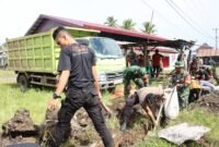 Semangat gotong royong warga Lebong bersama Pemkab dan TNI-Polri terlihat saat kerja bakti membersihkan sisa banjir di Desa Pelabuhan Talang Leak Kecamatan Bingin Kuning.