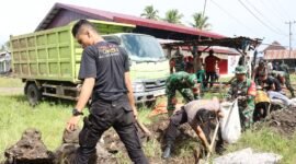 Semangat gotong royong warga Lebong bersama Pemkab dan TNI-Polri terlihat saat kerja bakti membersihkan sisa banjir di Desa Pelabuhan Talang Leak Kecamatan Bingin Kuning.