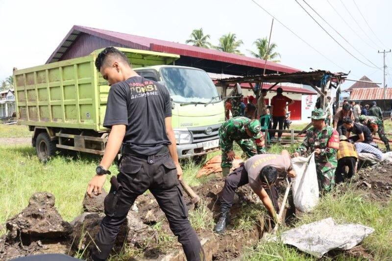 Semangat gotong royong warga Lebong bersama Pemkab dan TNI-Polri terlihat saat kerja bakti membersihkan sisa banjir di Desa Pelabuhan Talang Leak Kecamatan Bingin Kuning.