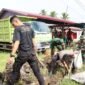 Semangat gotong royong warga Lebong bersama Pemkab dan TNI-Polri terlihat saat kerja bakti membersihkan sisa banjir di Desa Pelabuhan Talang Leak Kecamatan Bingin Kuning.