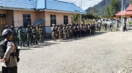 Satgas Ops Damai Cartenz 2026 mengedepankan pendekatan humanis dalam patroli gabungan di Sugapa dengan membangun kedekatan bersama anak-anak dan masyarakat Papua.