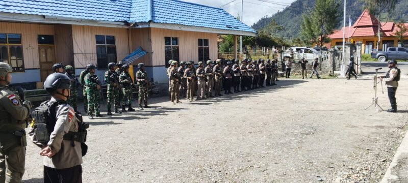 Satgas Ops Damai Cartenz 2026 mengedepankan pendekatan humanis dalam patroli gabungan di Sugapa dengan membangun kedekatan bersama anak-anak dan masyarakat Papua.