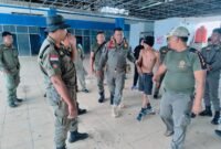 AMANKAN: Satpol PP Kota Bengkulu mengamankan ODGJ yang meresahkan warga di Pasar Minggu setelah diduga mengancam seorang ibu menggunakan kayu. Kini pasien ditangani di RSKJ Lingkar Barat. (JUMAT-15-05-2026)-- FOTO: HANDI//MBG.