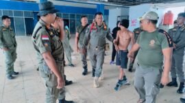 AMANKAN: Satpol PP Kota Bengkulu mengamankan ODGJ yang meresahkan warga di Pasar Minggu setelah diduga mengancam seorang ibu menggunakan kayu. Kini pasien ditangani di RSKJ Lingkar Barat. (JUMAT-15-05-2026)-- FOTO: HANDI//MBG.