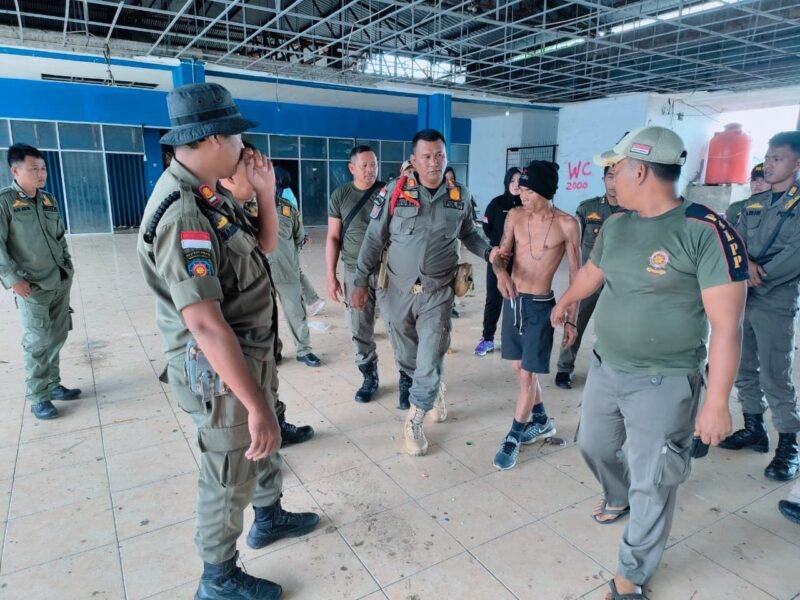 AMANKAN: Satpol PP Kota Bengkulu mengamankan ODGJ yang meresahkan warga di Pasar Minggu setelah diduga mengancam seorang ibu menggunakan kayu. Kini pasien ditangani di RSKJ Lingkar Barat. (JUMAT-15-05-2026)-- FOTO: HANDI//MBG.