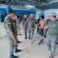 AMANKAN: Satpol PP Kota Bengkulu mengamankan ODGJ yang meresahkan warga di Pasar Minggu setelah diduga mengancam seorang ibu menggunakan kayu. Kini pasien ditangani di RSKJ Lingkar Barat. (JUMAT-15-05-2026)-- FOTO: HANDI//MBG.