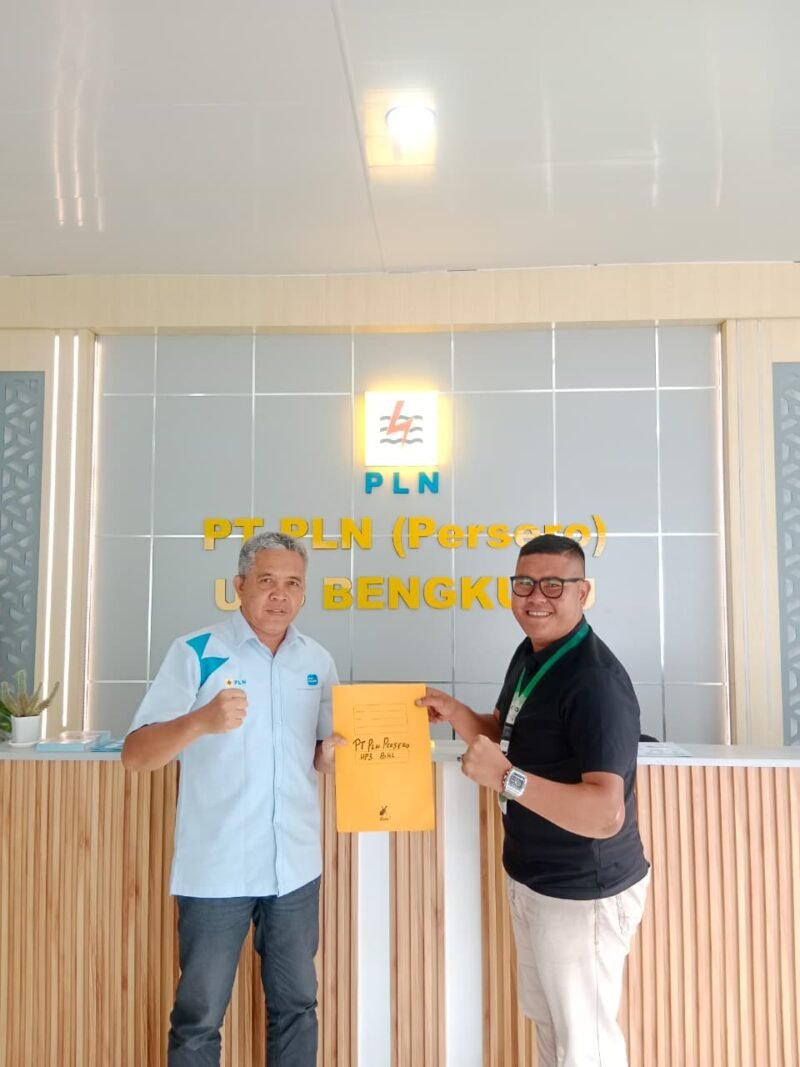 Warga Sidodadi Kepahiang mempertanyakan keseriusan PLN setelah 18 rumah masih menggunakan kabel estafet berbahaya selama bertahun-tahun.