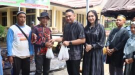 Polres Lebong membagikan 500 kupon daging kurban dari 6 ekor sapi pada Iduladha 1447 H sebagai upaya memperkuat solidaritas dan kebersamaan dengan masyarakat.