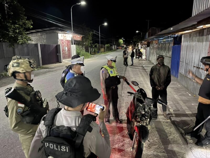 Satgas Damai Cartenz 2026 dan Polres Nabire mengamankan satu bilah senjata tajam dalam razia malam di sejumlah titik rawan kriminalitas di Kota Nabire.