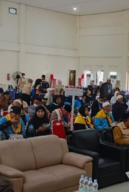 Jamaah Haji Kloter Pertama Asal Bengkulu Pulang Lengkap, Pemprov Sambut Penuh Haru