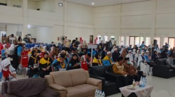 Jamaah haji Kloter 2 Padang yang merupakan kloter pertama asal Bengkulu tiba dengan selamat di Bengkulu. Sebanyak 393 jamaah pulang lengkap dan disambut Pemprov Bengkulu serta keluarga dengan penuh haru.