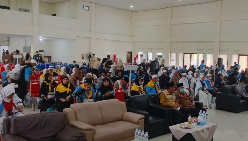 Jamaah haji Kloter 2 Padang yang merupakan kloter pertama asal Bengkulu tiba dengan selamat di Bengkulu. Sebanyak 393 jamaah pulang lengkap dan disambut Pemprov Bengkulu serta keluarga dengan penuh haru.