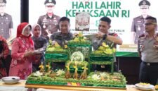 Kajati Bengkulu Anton Delianto, S.H., M.H, Bersama Kapolda Bengkulu Inspektur Jenderal Polisi Yudhi Sulistianto Wahid, S.I.K, potong tumpeng hari Kelahiran Kejaksan Republik indonesia ke 81.