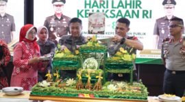 Kajati Bengkulu Anton Delianto, S.H., M.H, Bersama Kapolda Bengkulu Inspektur Jenderal Polisi Yudhi Sulistianto Wahid, S.I.K, potong tumpeng hari Kelahiran Kejaksan Republik indonesia ke 81.