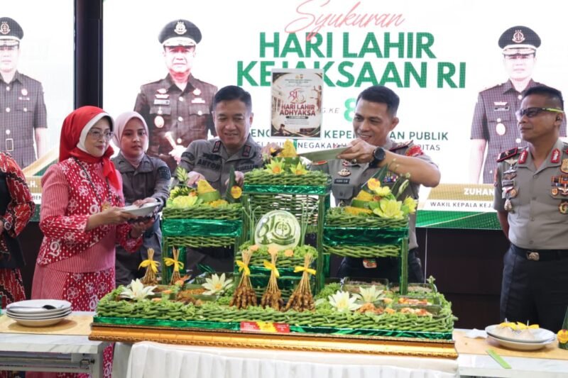 Kajati Bengkulu Anton Delianto, S.H., M.H, Bersama Kapolda Bengkulu Inspektur Jenderal Polisi Yudhi Sulistianto Wahid, S.I.K, potong tumpeng hari Kelahiran Kejaksan Republik indonesia ke 81.