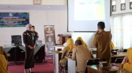 Jaksa Yuli Herawati, S.H., M.H., sebagai pemateri. Ia menyampaikan penjelasan mengenai pengertian kekerasan terhadap anak agar masyarakat dapat mengenali persoalan tersebut secara lebih menyeluruh.