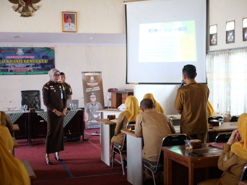 Jaksa Yuli Herawati, S.H., M.H., sebagai pemateri. Ia menyampaikan penjelasan mengenai pengertian kekerasan terhadap anak agar masyarakat dapat mengenali persoalan tersebut secara lebih menyeluruh.