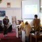 Jaksa Yuli Herawati, S.H., M.H., sebagai pemateri. Ia menyampaikan penjelasan mengenai pengertian kekerasan terhadap anak agar masyarakat dapat mengenali persoalan tersebut secara lebih menyeluruh.